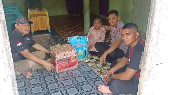 Polsek Tirowo Tengah Bagi Sembako Gratis pada 10 KK di Mubar