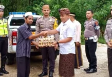 Sedekah Lintas Agama, Cara Polres Baubau Santuni Kaum Dhuafa Sedekah Lintas Agama, Cara Polres Baubau Santuni Kaum Dhuafa