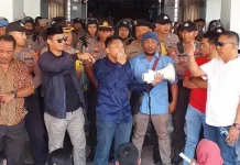 Polemik Usulan Calon Wakil Sulkarnain, Massa Segel Kantor Wali Kota Kendari Polemik Usulan Calon Wakil Sulkarnain, Massa Segel Kantor Wali Kota Kendari