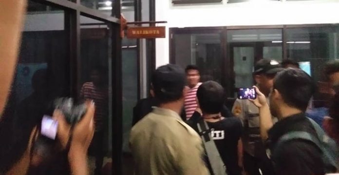 Pastikan Tak Ada Aktivitas, Massa Sweeping Ruang Kerja Wali Kota Kendari