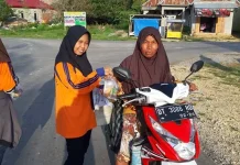 OSIS SMAN 1 Tiworo Tengah Bagikan Takjil Gratis OSIS SMAN 1 Tiworo Tengah Bagikan Takjil Gratis