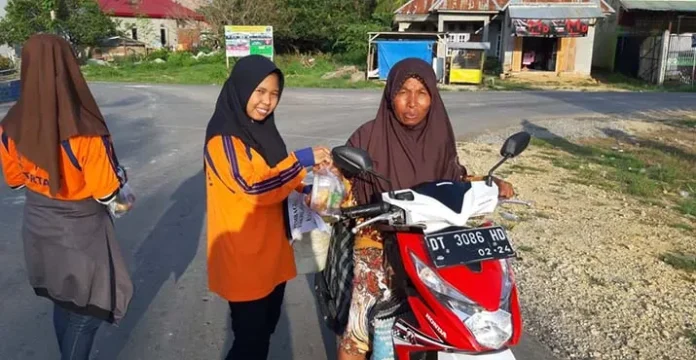 OSIS SMAN 1 Tiworo Tengah Bagikan Takjil Gratis