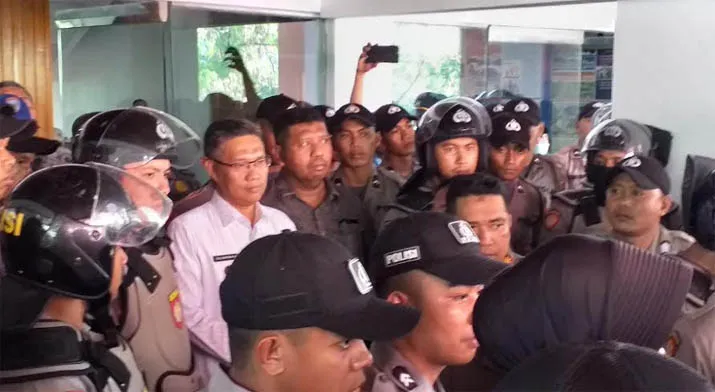 Polemik Usulan Calon Wakil Sulkarnain, Massa Segel Kantor Wali Kota Kendari