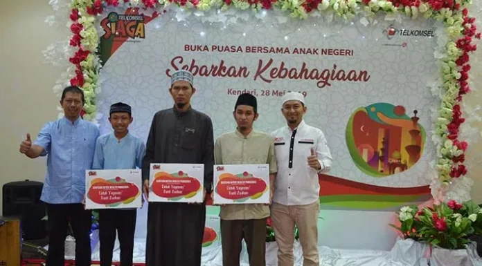 Berbagi Berkah Ramadan, Telkomsel Kendari Bukber dengan Puluhan Anak Yatim