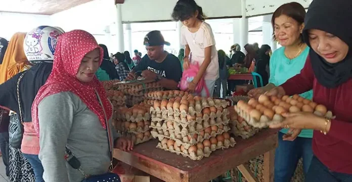 telur_muna Harga Telur dan Bawang Naik, Warga di Muna Serbu Pasar Murah