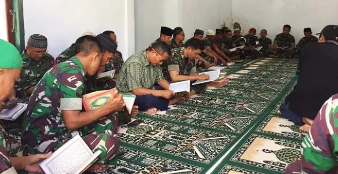 Tadarus yang dilakukan para prajurit setiap hari selepas salat Zuhur atau Jumat.