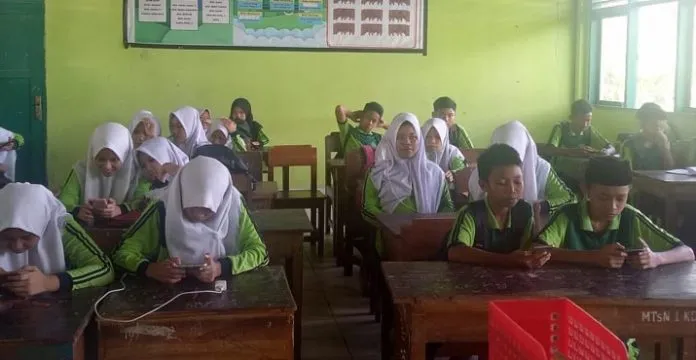 MTsN 1 Kendari Ujian Akhir Semester Gunakan Gadget