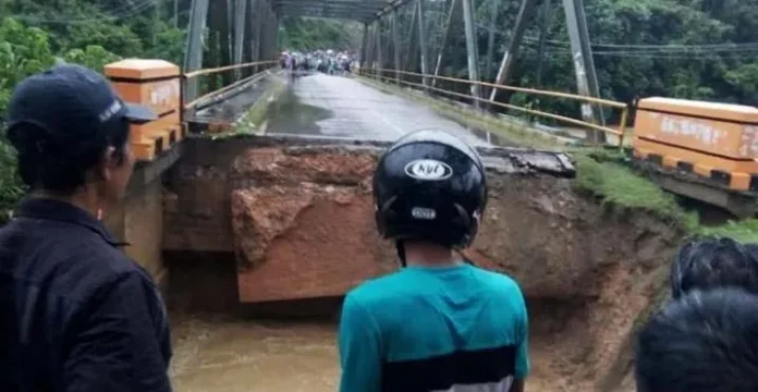 Jembatan Ameroro Longsor, Akses Jalan Unaaha - Kolaka Lumpuh