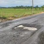 Rusaknya Aspal Dangia, Dinas PU Koltim Diminta Bertanggung Jawab PROYEK PENGASPALAN - Hujan yang turun belakangan di wilayah Kabupaten Kolaka Timur (Koltim), Sulawesi Tenggara (Sultra) juga menyebabkan rusaknya proyek pengaspalan jalan poros Desa Talinduka menuju desa Lembah Subur, Kecamatan Dangia. (Foto : Istimewa)