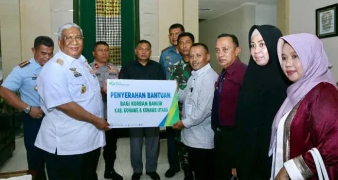Gubernur Sultra Terima Bantuan Korban Banjir dari BPJS Ketenagakerjaan