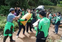 16 Komunitas Driver Gojek Indonesia Timur Galang Bantuan untuk Korban Banjir di Sultra 16 Komunitas Driver Gojek Indonesia Timur Galang Bantuan untuk Korban Banjir di Sultra