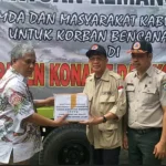 Bupati Bombana Serahkan Langsung Bantuan Logistik Korban Banjir Konawe Bupati Bombana Serahkan Langsung Bantuan Logistik Korban Banjir Konawe