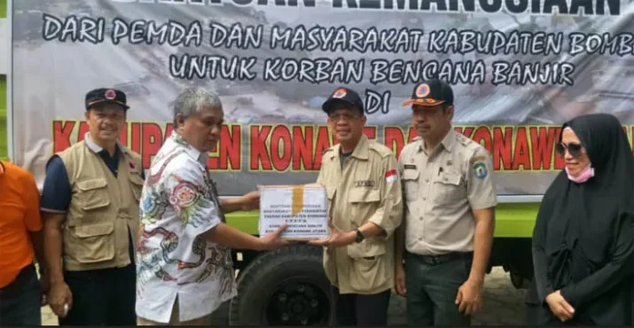 Bupati Bombana Serahkan Langsung Bantuan Logistik Korban Banjir Konawe