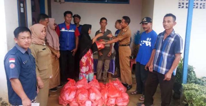 Pemda Konsel Salurkan Bantuan Kepada 153 KK Korban Banjir