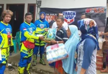 Komunitas Motor Trail Kendari Bantu Korban Banjir di Konsel Komunitas Motor Trail Kendari Bantu Korban Banjir di Konut