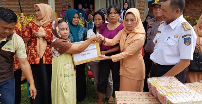 Darma Wanita Konsel Bantuan Korban Bencana di Angata