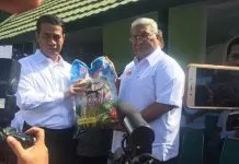 Tinjau Banjir di Sultra, Mentan Salurkan Bantuan Senilai Rp 12 Miliar Tinjau Banjir di Sultra, Mentan Salurkan Bantuan Senilai Rp 12 Miliar