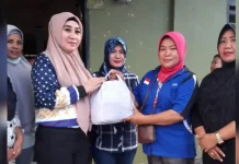 Peduli Korban Banjir, Istri Wabup Konawe Salurkan Bantuan Sembako Peduli Korban Banjir, Istri Wabup Konawe Salurkan Bantuan Sembako