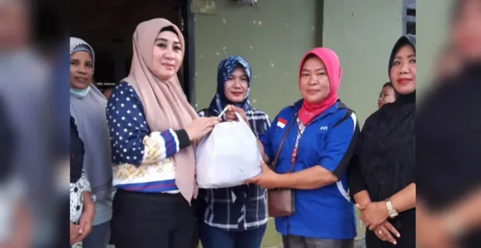 Peduli Korban Banjir, Istri Wabup Konawe Salurkan Bantuan Sembako