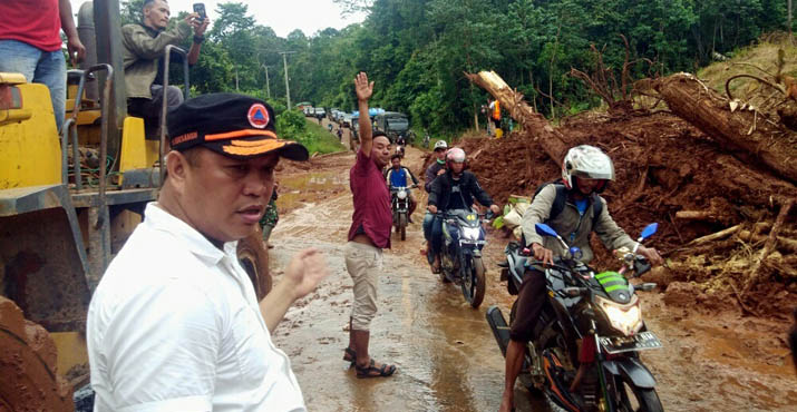 Usai dievakuasi, pengendara kembali menggunakan jalan tersebut