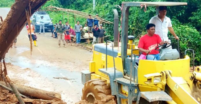 Bupati Konut Turun Langsung Tangani Tanah Lonsor