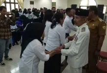 Serahkan SK 80 Persen, AS Tamrin Ingatkan 135 CPNS Baubau Tulus Bekerja Serahkan SK 80 Persen, AS Tamrin Ingatkan 135 CPNS Baubau Tulus Bekerja