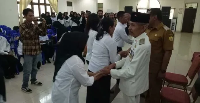 Serahkan SK 80 Persen, AS Tamrin Ingatkan 135 CPNS Baubau Tulus Bekerja