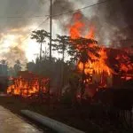 Seorang Warga Buton Meninggal Usai Kerusuhan Pecah Pemuda Dua Desa di Buton Saling Serang, Puluhan Rumah Dibakar