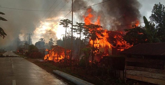 Pemuda Dua Desa di Buton Saling Serang, Puluhan Rumah Dibakar