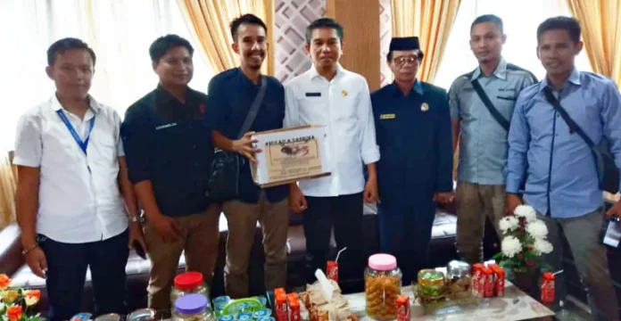 donasi_wartawan_konsel Wartawan di Konsel Bantu Bayi yang Alami Pembengkakan Kepala