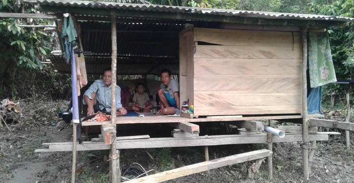 Setelah rumahnya rusak dihantam banjir, warga terpaksa mendirikan gubuk sementara untuk berlindung dari hujan dan terik matahari