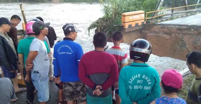 Luapan Sungai Konaweeha Jadi Lokasi Swafoto Warga