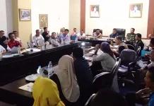 Perusahan Sawit di Konawe Bantu Korban Banjir 30 Dus Air Meneral Perusahan Sawit di Konawe Bantu Korban Banjir 30 Dus Air Meneral