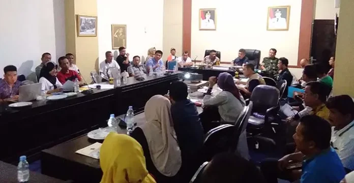 Perusahan Sawit di Konawe Bantu Korban Banjir 30 Dus Air Meneral