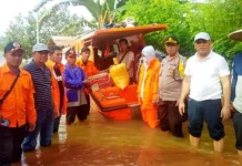 Bupati Konut Salurkan Bantuan untuk Korban Banjir Bupati Konut Salurkan Bantuan untuk Korban Banjir