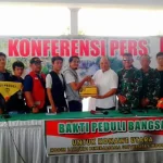 Kodim 1417 Kendari dan UI Bantu Korban Banjir Konut Kodim 1417 Kendari dan UI Bantu Korban Banjir Konut