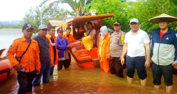 Bupati Konut Salurkan Bantuan untuk Korban Banjir