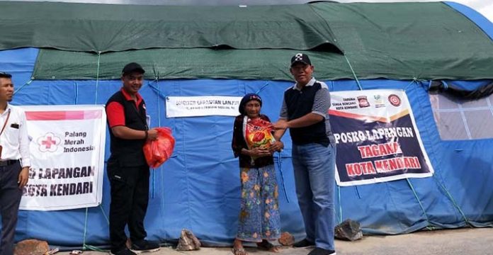 LRSLU Bantu Lansia yang Jadi Korban Banjir Wanggu