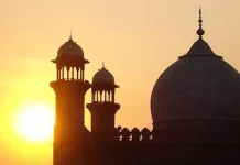 Baliho Mantan Pj Sekda Koltim Dicopot dari Pagar Masjid di Ladongi Ilustrasi