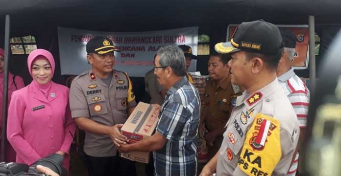 Polda Sultra Salurkan Bantuan Untuk Korban Banjir di Wanggu