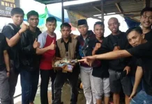 Diguyur Hujan, Mahasiswa Galang Dana untuk Korban Banjir Konut Diguyur Hujan, Mahasiswa Galang Dana untuk Korban Banjir Konut