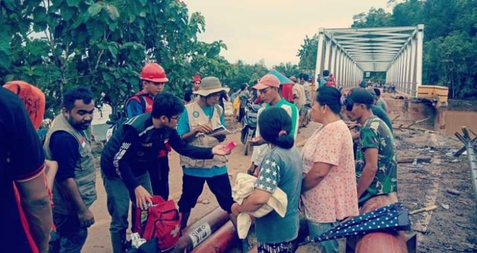 Cerita Tim Medis UHO Sulitnya Akses ke Lokasi Banjir