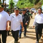 Mentan Jenguk Korban Banjir di Konut, PUPR RI Diminta Atasi Jembatan Rusak Mentan Jenguk Korban Banjir di Konut, PUPR RI Diminta Atasi Jembatan Rusak