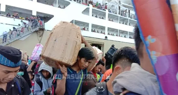 PELNI Baubau Berangkatkan 300 Penumpang Gratis