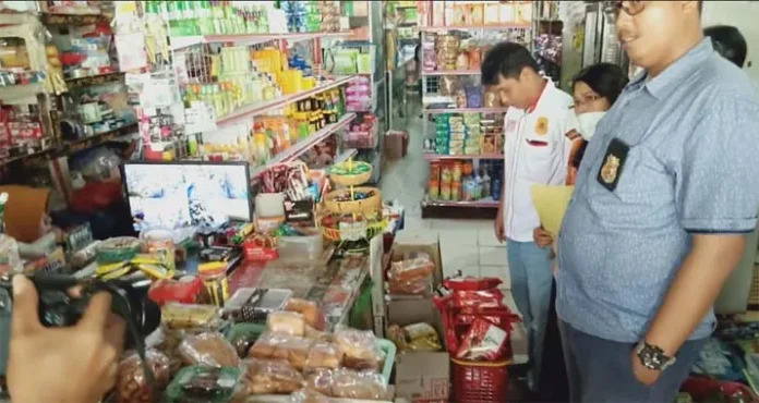 operasi pasar Tim Satgas Pangan Bombana Temukan Produk Makanan Kadaluarsa