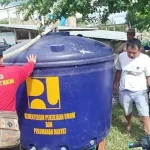 Pasca Banjir, Tiap Hari PDAM Suplai Air Bersih untuk Warga Wanggu Pasca Banjir, Tiap Hari PDAM Suplai Air Bersih untuk Warga Wanggu