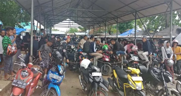 Antrian Kendaraan di Pelabuhan Tampo Mengular, Ratusan Mobil Bermalam