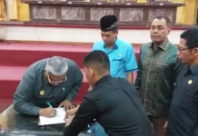 Pemprov dan DPRD Sultra Teken Raperda Pertanggungjawaban APBD 2018 Pemprov dan DPRD Sultra Teken Raperda Pertanggungjawaban APBD 2018
