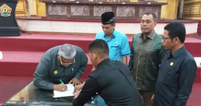 pemprov sultra Pemprov dan DPRD Sultra Teken Raperda Pertanggungjawaban APBD 2018