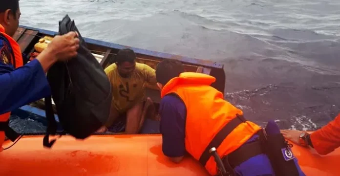 pengangkut_kayu Kapal Pengangkut Kayu Tenggelam di Perairan Wakatobi, Dua Nahkoda Berhasil Dievakuasi